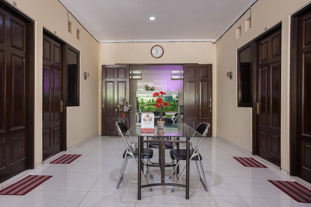Hotel OYO 138 Graha 99 Surabaya Exterior foto