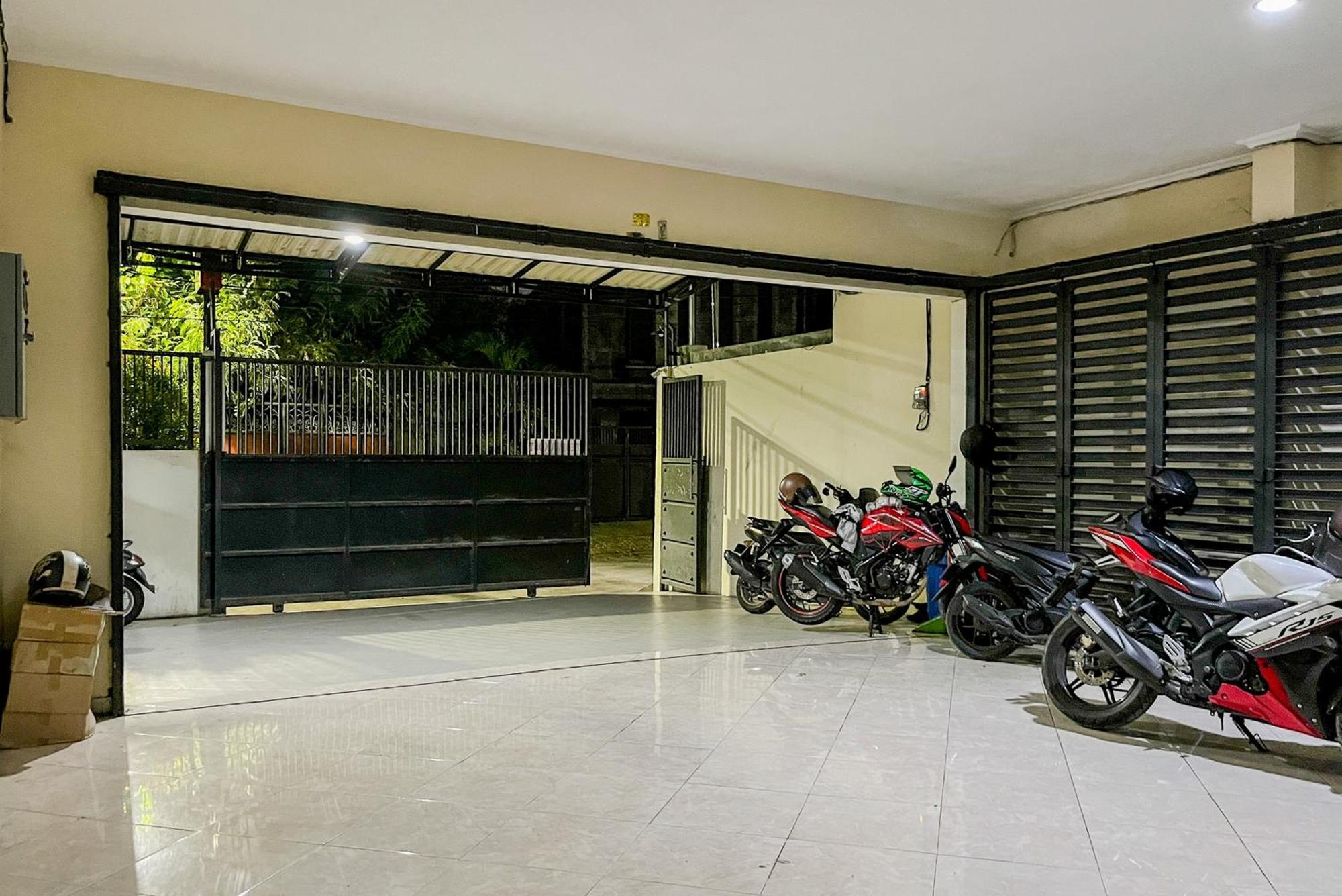 Hotel OYO 138 Graha 99 Surabaya Exterior foto